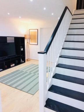 Manchester Live CoOp Apartment-Entire House with Free Parking and Garden- Etihad Stadium